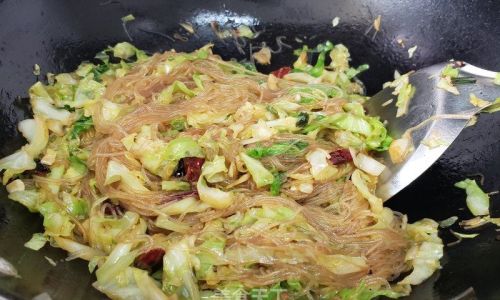 Mastering the Art of Cooking Cabbage and Vermicelli:A Flavorful Journey from Kitchen to Table