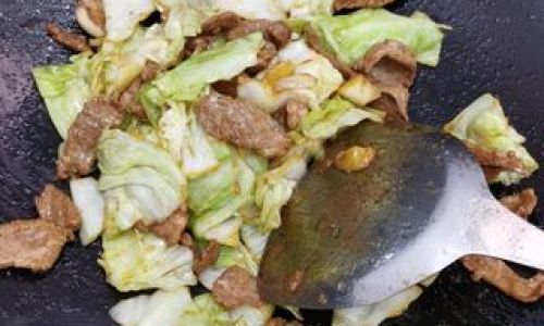 Mastering the Art of Stir-Fried Cabbage with Meat:A Flavorful Journey from Kitchen to Table