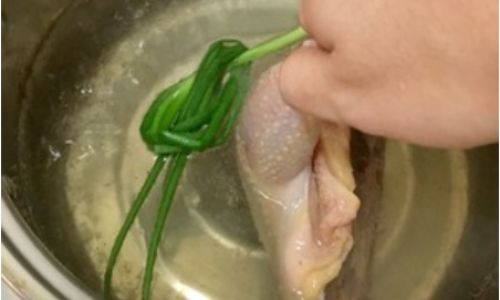 Mastering the Art of Cooking Half a White-Cut Chicken:Perfect Timing and Techniques