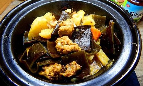 The Culinary Harmony:Exploring the Compatibility of Chestnuts and Cuttlefish in Chicken Stew
