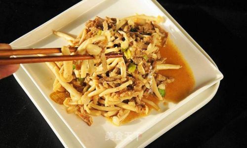A Step-by-Step Guide to Crafting the Perfect Stir-Fried Shredded Squid with White Jade Mushrooms