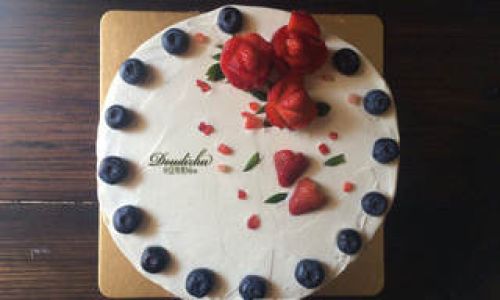 How to Create a Decadent White Chocolate Strawberry Cake:A Step-by-Step Guide
