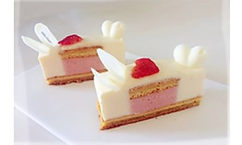 How to Create a Decadent White Chocolate Strawberry Cake:A Step-by-Step Guide