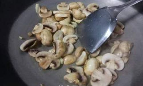 Mastering the Art of Stir-Frying White Mushrooms:A Comprehensive Guide