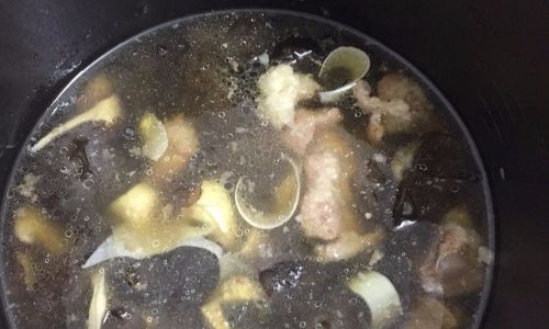 A Heartwarming Guide to Crafting Classic White Mushroom and Sparerib Soup