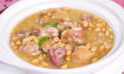 A Hearty Delight:Mastering the Art of White Bean and Pig’s Trotter Stew
