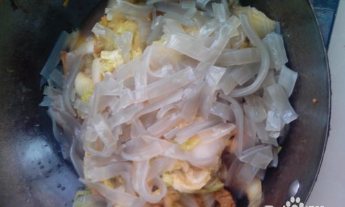 How to Prepare a Hearty and Comforting Cabbage,Potato,and Glass Noodle Stew:A Step-by-Step Guide