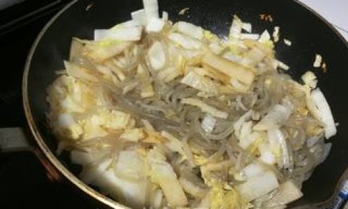 How to Prepare a Hearty and Comforting Cabbage,Potato,and Glass Noodle Stew:A Step-by-Step Guide
