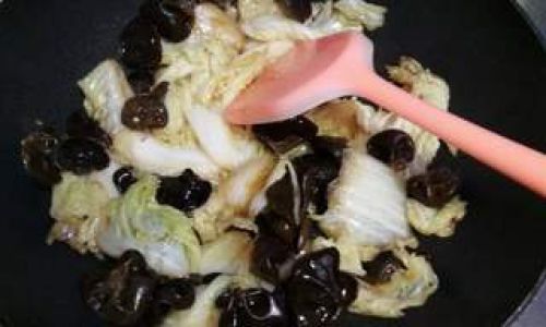 How to Prepare Stir-Fried Chinese Cabbage with Wood Ear Mushrooms:A Classic Vegetarian Delight