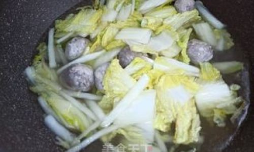 Braised Meatballs with Chinese Cabbage:A Heartwarming Recipe for Comfort Food Enthusiasts