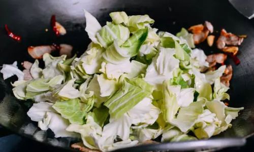 Mastering the Art of Stir-Fried Cabbage with Meat:A Guide to Perfecting This Classic Dish
