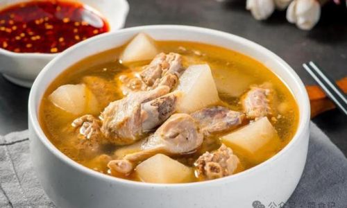 A Simple and Nourishing Guide to Preparing Morinda Root-Stewed Muscovy Duck