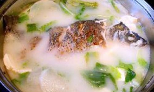Mastering the Art of Crafting a Comforting Bowl of Crucian Carp Soup:A Step-by-Step Guide