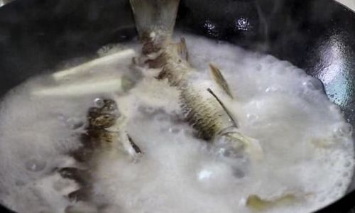 Mastering the Art of Crafting a Comforting Bowl of Crucian Carp Soup:A Step-by-Step Guide