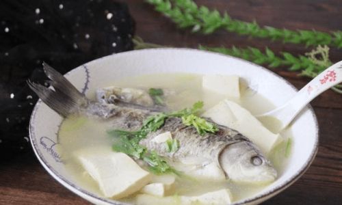 Mastering the Art of Crafting a Comforting Bowl of Crucian Carp Soup:A Step-by-Step Guide