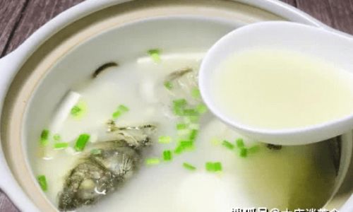 Mastering the Art of Crafting a Comforting Bowl of Crucian Carp Soup:A Step-by-Step Guide