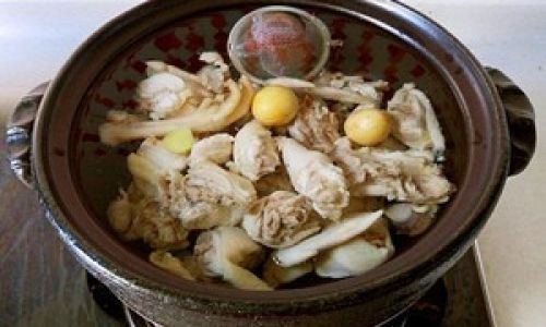 The Art of Crafting the Perfect Chicken Soup:A Comprehensive Guide to Essential Spices and Herbs