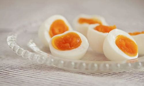 Mastering the Art of Boiling Eggs with Mugwort Leaves:Expert Tips and Tricks