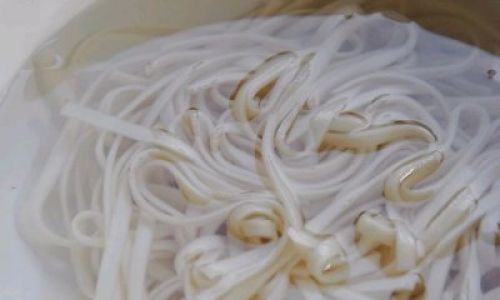 How to Make Dutch Pea and Pork Floss Stewed Noodles