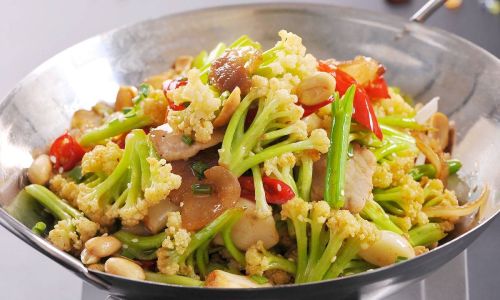 Mastering the Art of Dry-Fried Broccoli in a Wok