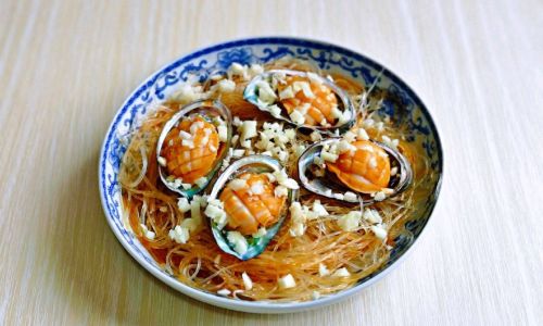 Mastering the Art of Steamed Abalone with Garlic and Scallions