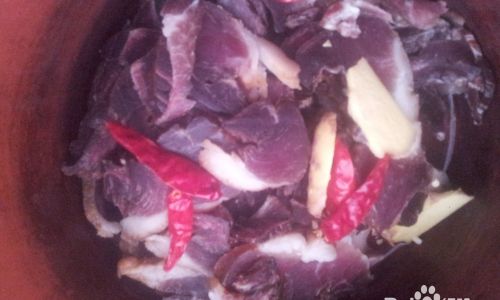How to Make a Hearty Pot-Roasted Preserved Pork
