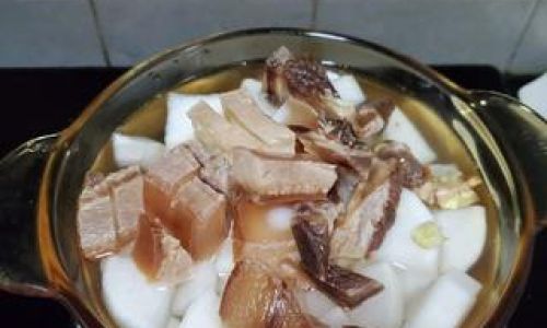 How to Make a Hearty Pot-Roasted Preserved Pork