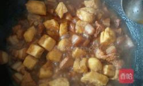 How to Make Pork Belly Braised with Tofu Puffs:A Culinary Delight