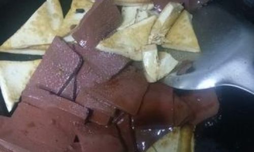 How to Make Tofu and Pig Blood Dish:A Culinary Guide