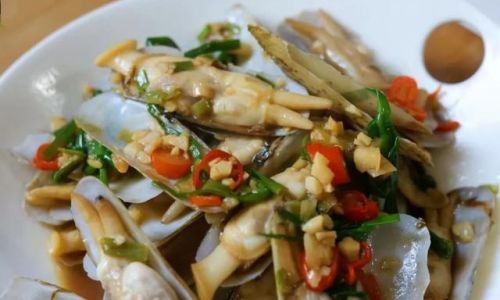 Mastering the Art of Making Scallion Oil Clam Dish