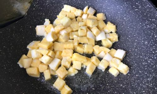 How to Make Stir-Fried Mantou:A Delicious and Easy-to-Follow Recipe
