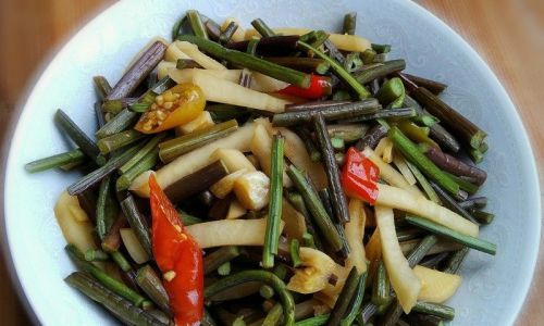 How to Cook Stir-Fried Brake Fern Pteridium aquilinum)