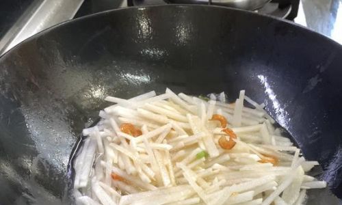 Mastering the Art of Stir-Frying White Radish Shreds