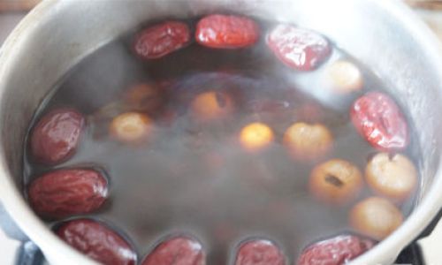 How to Brew a Nourishing Red Date and Longan Infusion
