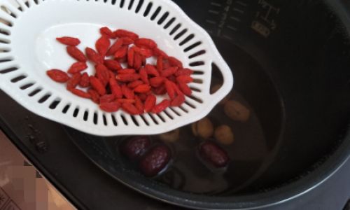 How to Brew a Nourishing Red Date and Longan Infusion