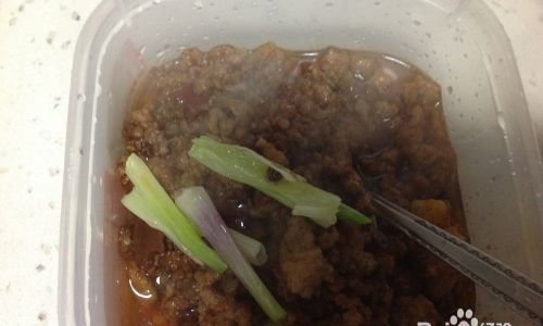 Mastering the Art of Making Delicious Zhajiang Noodles with Meat Sauce)
