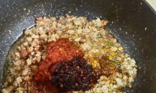 Mastering the Art of Making Delicious Zhajiang Noodles with Meat Sauce)