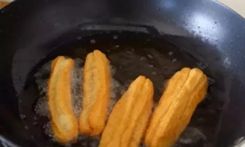 How to Make Crispy and Delicious Youtiao:A Step-by-Step Guide