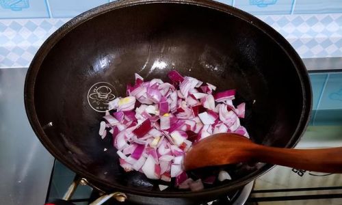 Mastering the Art of Cooking Delicious Meat in an Iron Pot