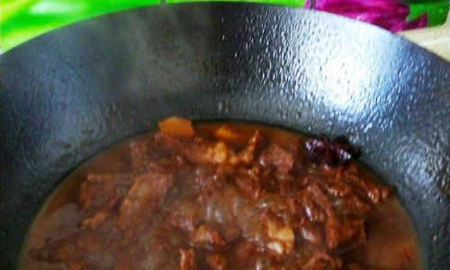 Mastering the Art of Cooking Delicious Meat in an Iron Pot