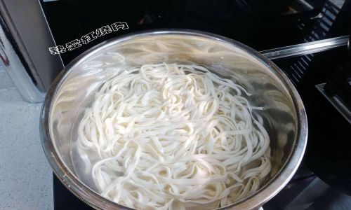 Mastering the Art of Making a Delicious Sauce for Da Lu Noodles