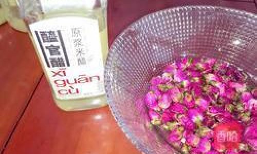Crafting Rose Vinegar with Fresh Roses:A Step-by-Step Guide