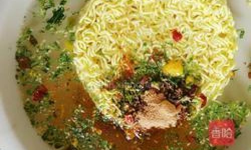 How to Cook Instant Noodles Using a Microwave