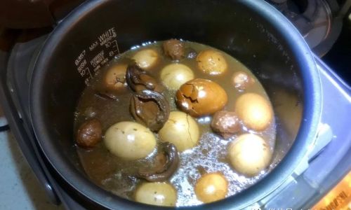 How to Make Tea-Flavored Boiled Eggs Using an Electric Rice Cooker
