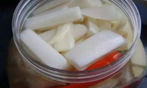 How to Pickle Daikon Radish Strips for a Delicious and Crispy Treat