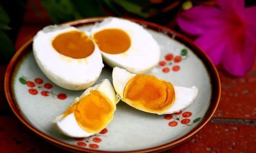 Mastering the Art of Making Oily yet Not Overly Salty Salted Duck Eggs