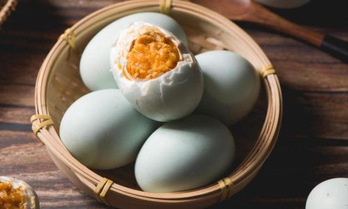 Mastering the Art of Making Oily yet Not Overly Salty Salted Duck Eggs