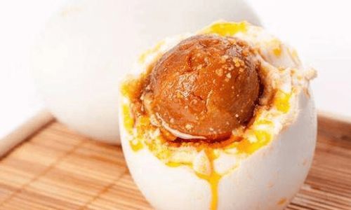 Mastering the Art of Making Oily yet Not Overly Salty Salted Duck Eggs