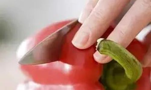 Mastering the Art of Slicing Bell Peppers and Handling Chili Peppers Without the Burn