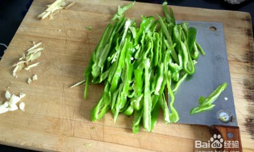 Mastering the Art of Slicing Bell Peppers and Handling Chili Peppers Without the Burn